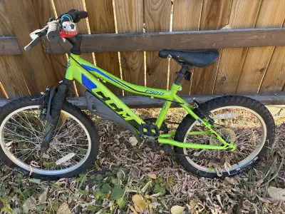 This is a used kids CCM F52.0 mountain bike with 6 speeds, perfect for young adventurers! It has som...