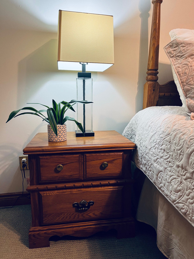Solid oak Queen Bedroom Set in Multi-item in Brantford - Image 2