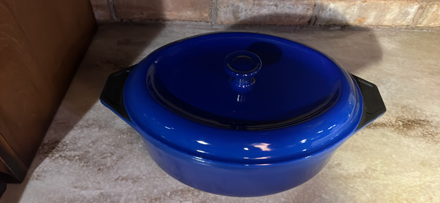 Cocotte Ovale en Fonte Émaillée Bleu Cobalt 28CM. Comme Neuf dans Vaisselle et articles de cuisine  à Ouest de l’Île