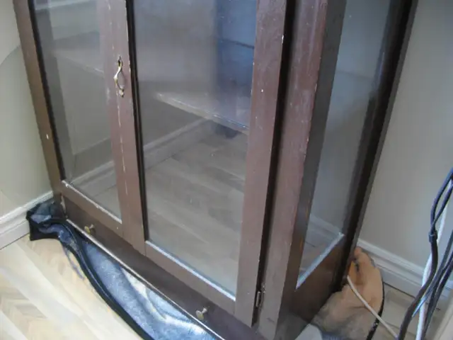 vintage display cabinet/hutch in Hutches & Display Cabinets in Lethbridge - Image 3