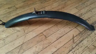 Aile arrière en plastique pour vélo 26" ou 28". Facile à installer, une seule vis. Prix $5. Mon adre...