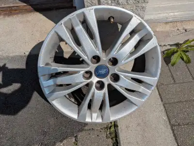 4 roues mags ford 16 pouces 5 par 108 en tres bonne condition rejoindre au telephone 418-271-1767