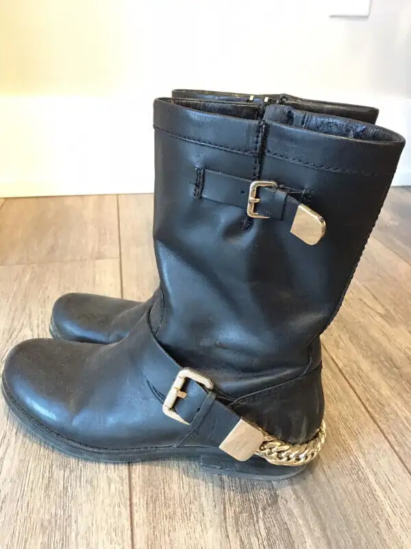 Women Guess Leather Moto Boot, with gold chain in Women's - Shoes in City of Toronto - Image 6