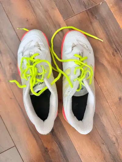 Yonex Power Cushion Court Shoes – US 6 – Great for Badminton/Ten, View more