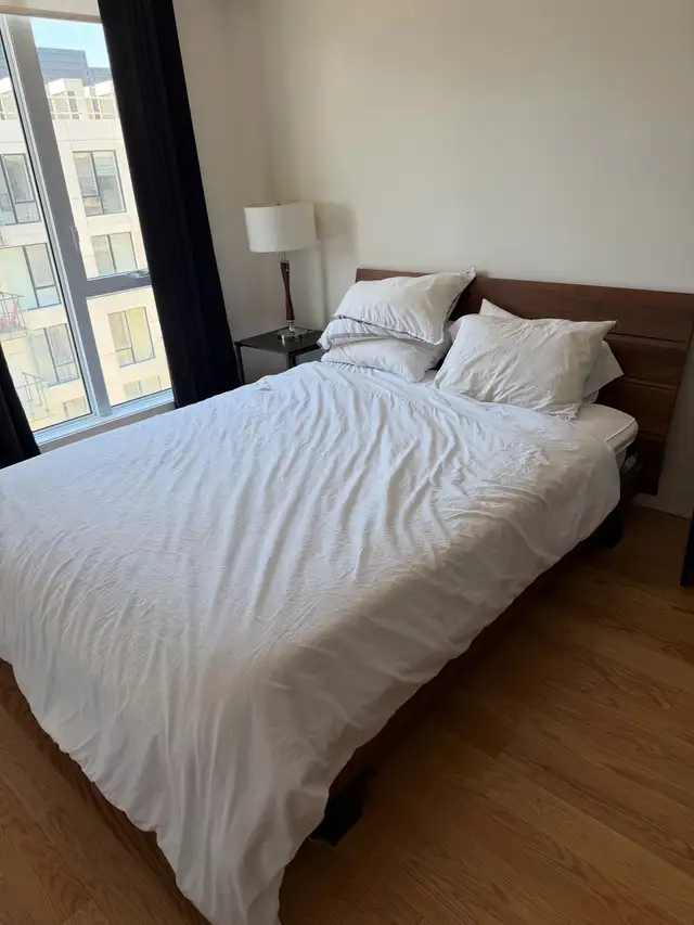 Queen size bed in Beds & Mattresses in City of Montréal - Image 3