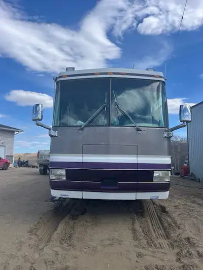 Great maintained tag axle Motorhome. Top of the line unit with many accessories. 500 hp Cummins dies...