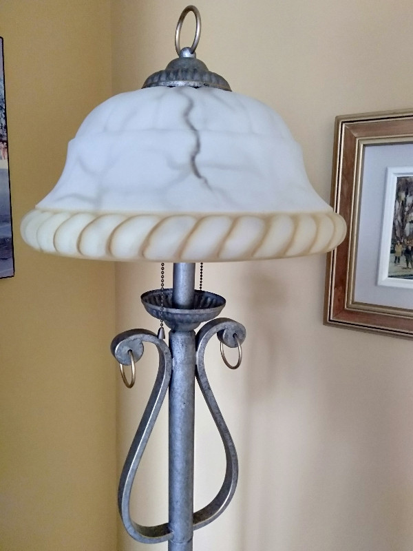 Lampe sur pied dans Éclairage intérieur et plafonniers  à Longueuil/Rive Sud - Image 2