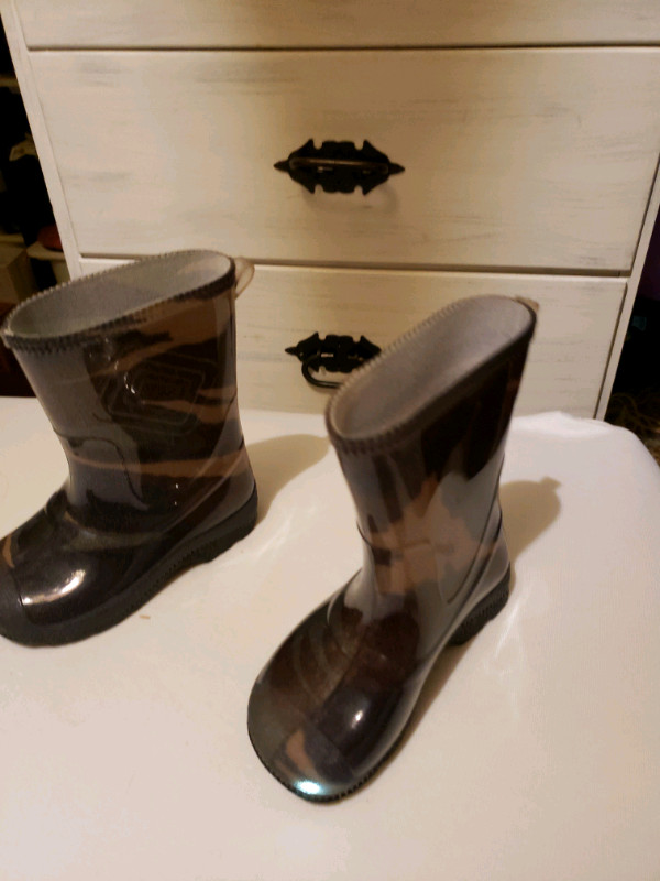 New Rain lighted boots size 8 in Clothing - 3T in Oakville / Halton Region - Image 2