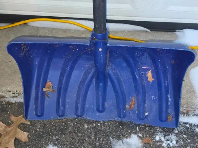 Snow Shovel With Plastic Handle in Outdoor Tools & Storage in Windsor Region - Image 5