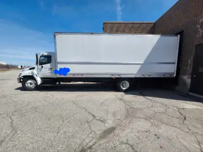 2007 Hino truck. No DPF and No DPR. Great for transport with only 518000kg. 26ft box Automatic