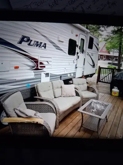 This pre-owned Palomino Puma 30' camper trailer is ready for your next outdoor adventure, or Cottage...
