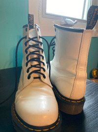 Doc Martens 1460 WOMEN'S PATENT LEATHER LACE UP BOOTS - size 10