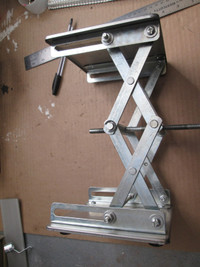 Scissor lift device for laboratory