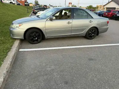 Je vend mon véhicule Toyota de 379000 kilo d’autoroute toujours fait Montréal floride voiture foncti...