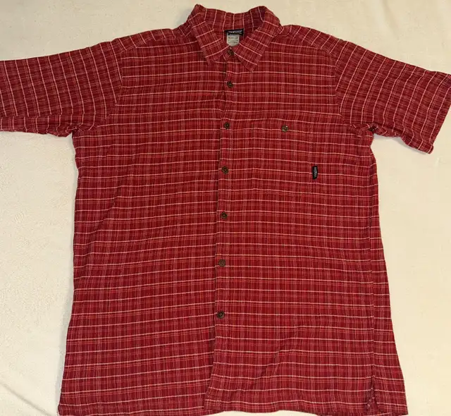 Patagonia Organic Cotton Button Down Shirt Sleeve Shirt - Medium in Men's in Calgary - Image 2