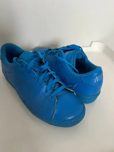 Size 4Y Very good condition Retro court shoes