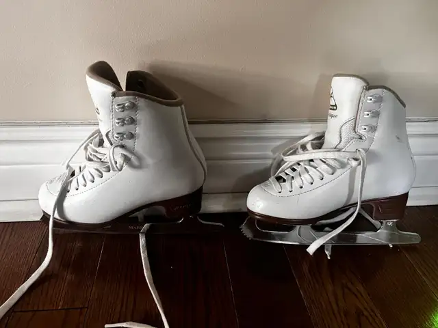Jackson Mystiques Figure Skates- Size 2.5 in Skates & Blades in Ottawa - Image 2