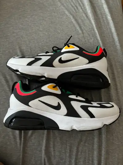 Excellent condition. Worn only twice Pick up in Mississauga NO BOX