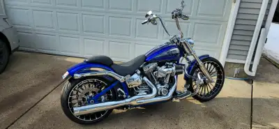 2014 Harley Breakout CVO 39,500 km's Easily converts from cruiser to touring bike in minutes with in...