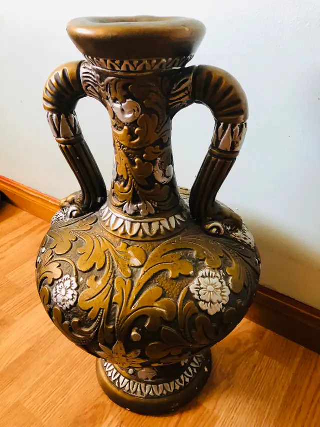 TALL DECORATIVE CERAMIC ANTIQUE VASE in Home Décor & Accents in Mississauga / Peel Region - Image 2