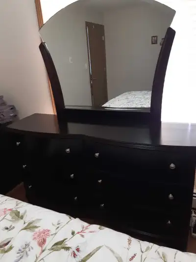 Excellent condition Size: approx 64" X 17" with 6 VERY DURABLE DRAWERS "Must sell as moving into a L...