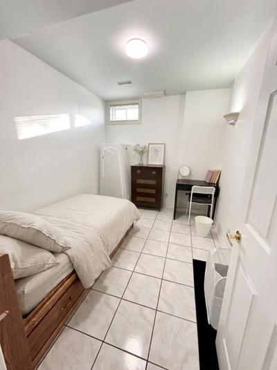 Spacious Private Room – 1-Min Walk to Glencairn Subway (Yellow Line) Midtown Toronto | Near Yorkdale...