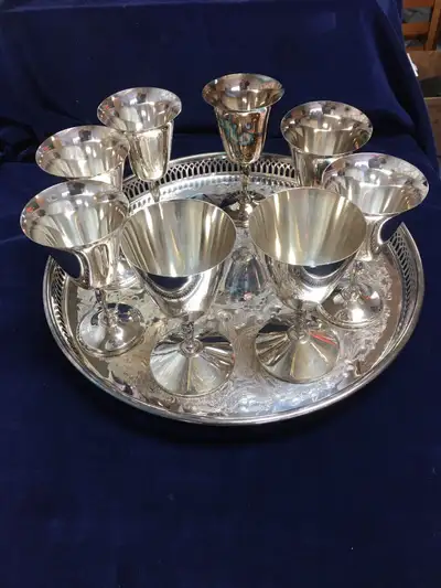 6 gobelets simples (15$ chaque) et 2 gobelets plus ornementés (20$ chaque) plaqués argent vintage-an...