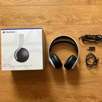 Includes: - Pulse 3D Headset - Wireless Receiver - Charging Cable - Auxiliary Cable - Original Box