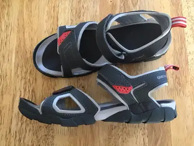 sandales neuves homme/ado et espadrilles soccer homme/ado, View more
