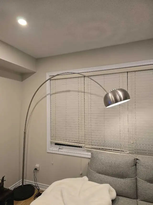 floor lamp in Indoor Lighting & Fans in Markham / York Region - Image 2