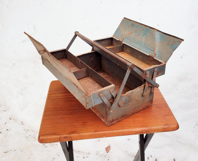 Vintage Metal Folding Toolbox in Tool Storage & Benches in North Bay - Image 2