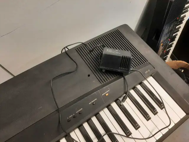 Yamaha YPP-45 Keyboard with power supply in Pianos & Keyboards in City of Montréal - Image 6