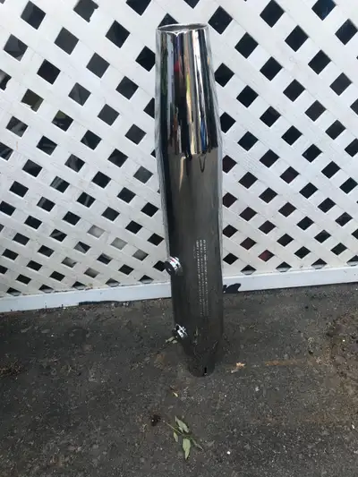 2 exhaust ( silencieux ) modele : harfxs1584 , harley ... muffler d origine ..NEUF .... 30 $ Chacun...