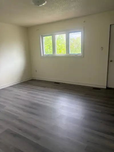 2 Bedroom room for girls rent in Townhouse Kennedy and Eglinton