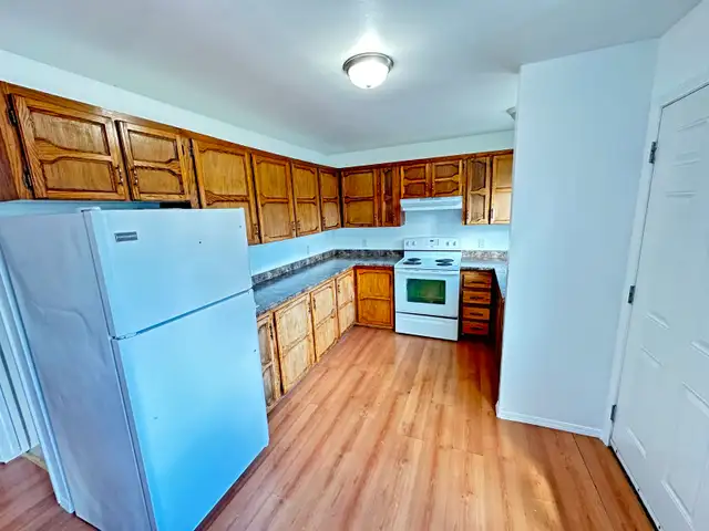 LARGE CLEAN 7 BDRM IN CENTRAL NANAIMO. 2 Large Suites in 1. 4800