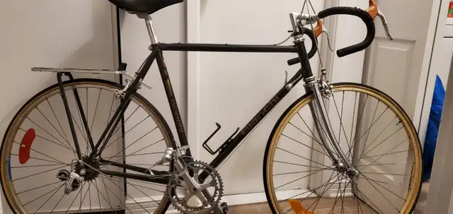 Vintage road bike bianchi 21" all shimano 600 perfect condition. in Road in Ottawa - Image 2