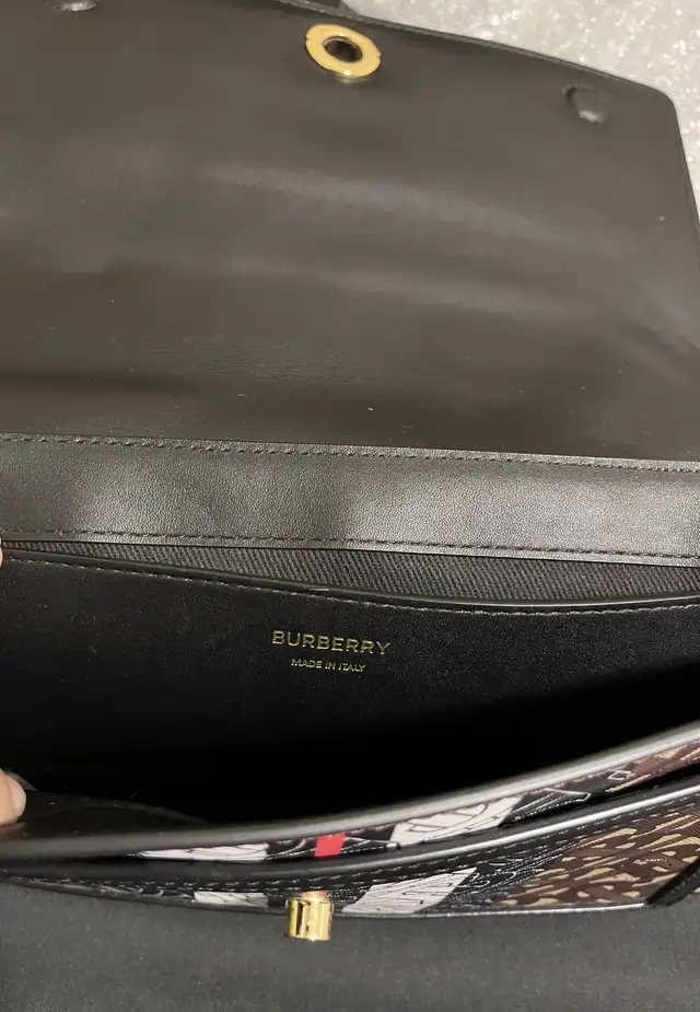 Burberry crossbody bag in Women's - Bags & Wallets in City of Toronto - Image 9