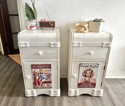 2 tables de chevet au look antique, View more