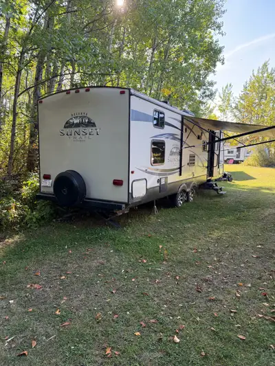 30 ft. Sunset reserve bunk room, has one slide. Electric fireplace, sleeps 8. Everything in the trai...