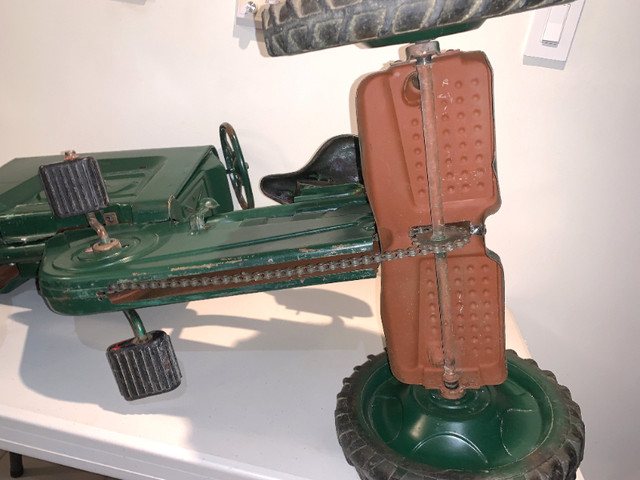 Vintage Green Petal Car Tractor, p/u Calgary NW in Arts & Collectibles in Calgary - Image 4