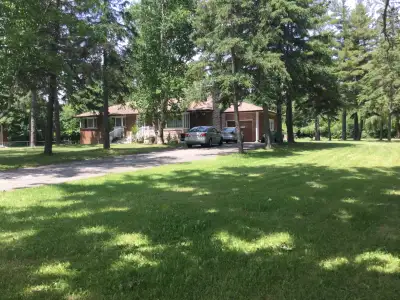 / / / / / OAKVILLE / / / / / Burnhamthorpe Road West & Neyagawa Blvd . Beautiful Exclusive Neighbour...