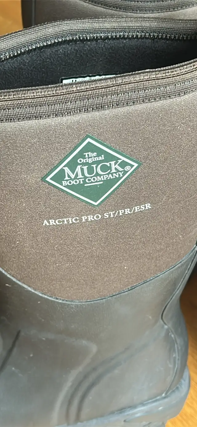 New Men’s MUCKS Steel Toe Boots CSA Approved Sz 8 in Men's Shoes in Oshawa / Durham Region - Image 7