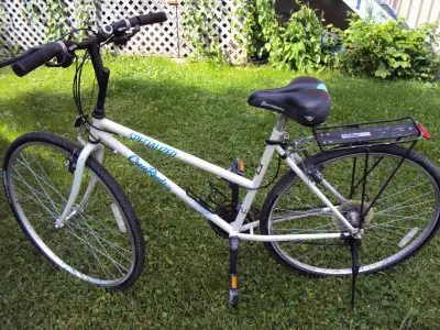 Bicyclette de marque Specialized, modèle Crossroads. 21 vitesses, dérailleur Shimano, cadre de 52 cm...