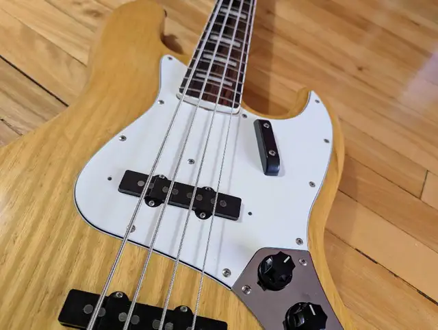 Fender 70s Reissue Jazz Bass JB75 in Guitars in Ottawa - Image 5