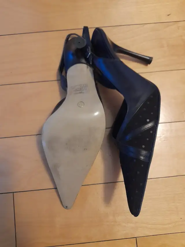 Women's black leather shoes in Women's - Shoes in City of Montréal - Image 3