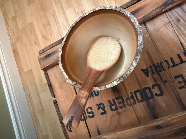VTG Handmade Wood BOWL RAW LIVE edge w/hand painted SPOON in Arts & Collectibles in Ottawa - Image 8