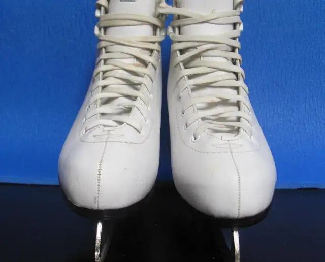 New WINNWELL Figure Skates Size-7.5 (Inner Length 9.3'') Dwight in Skates & Blades in Muskoka - Image 3