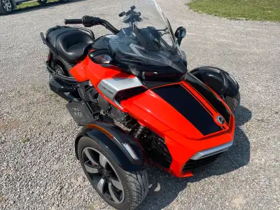 Excellent shape, certified, cover, usb charger, manual transmission, only 20,100km. Full floorboards...
