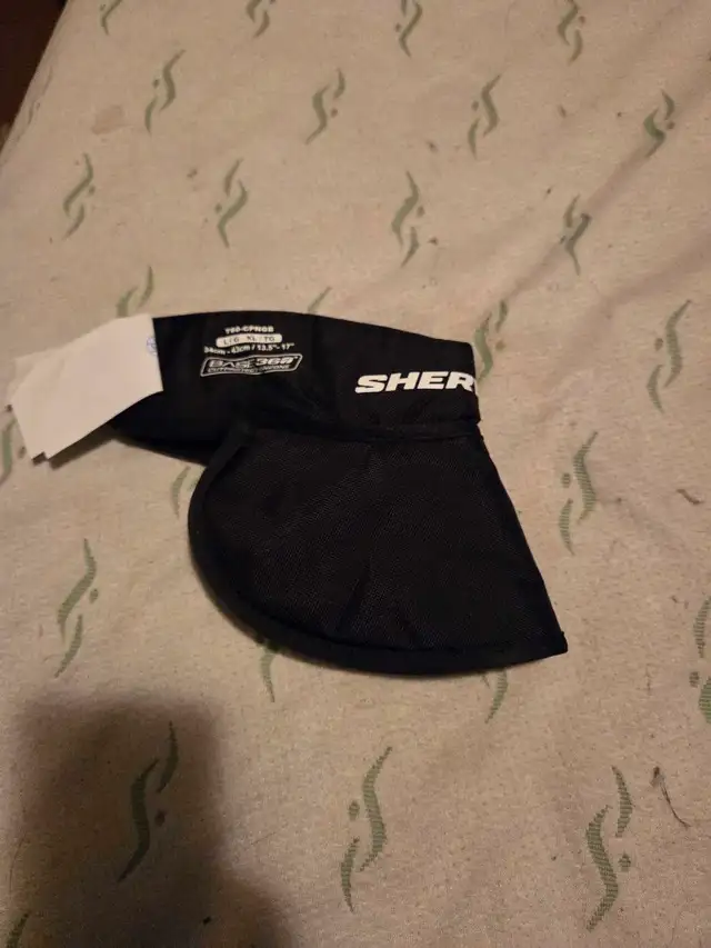 Senior Hockey Equipment in Hockey in Napanee - Image 8