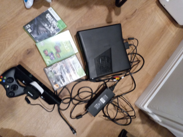 GOOD WORKING X BOX 360 With 3 Games in XBOX 360 in City of Halifax